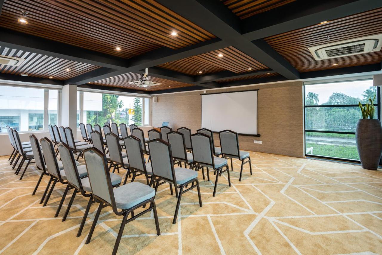 Sugar Business Hotel Kochi Екстериор снимка